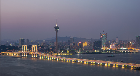 中国澳门城市建筑风光，澳门塔和西湾大桥夜景