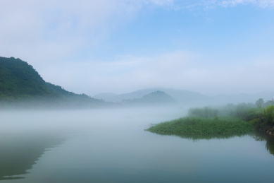 薄雾中的建德下崖乡村自然风光