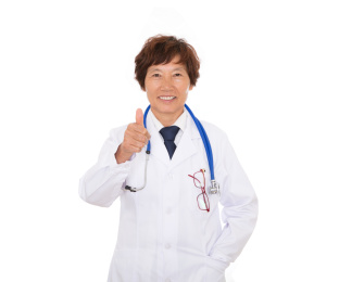 穿着白大褂的女医生伸出大拇指表示赞赏