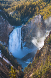 美国黄石国家公园里壮观的黄石下瀑布 