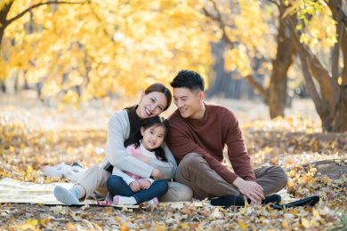 在户外旅行的一家三口