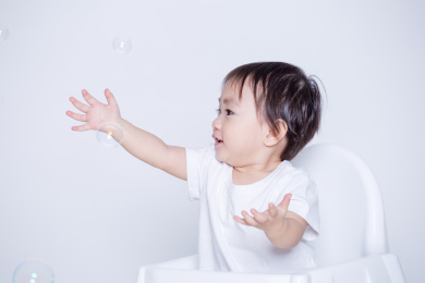 中国女宝宝小孩微笑坐伸手玩耍求抱抱