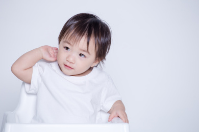 中国女宝宝小孩微笑坐伸手玩耍求抱抱