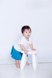 中国女宝宝小孩微笑坐伸手玩耍求抱抱