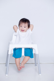 中国女宝宝小孩微笑坐伸手玩耍求抱抱