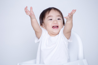 中国女宝宝小孩微笑坐伸手玩耍求抱抱