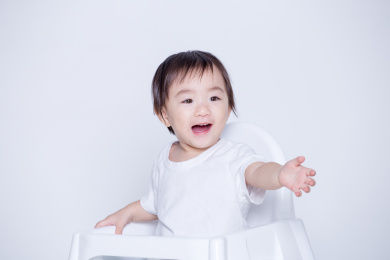 中国女宝宝小孩微笑坐伸手玩耍求抱抱
