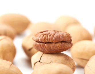 白色背景上摆放的坚果碧根果