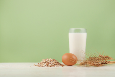 桌子上的早餐，一杯牛奶和麦片