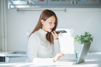 正在办公的中国美女 