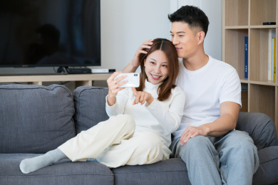 一对在家里娱乐情侣