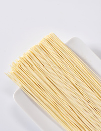 浅色背景上白色盘子里的速食挂面