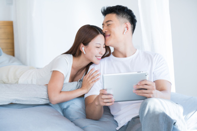 一对在家里娱乐情侣