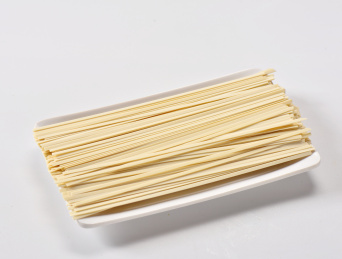 浅色背景上白色盘子里的速食挂面