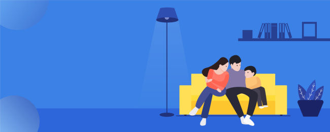 一家人温馨的坐在沙发上