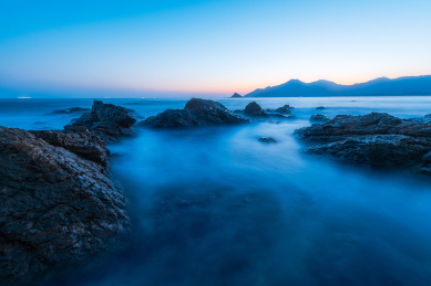 中国深圳大鹏半岛西冲海岸蓝调风光