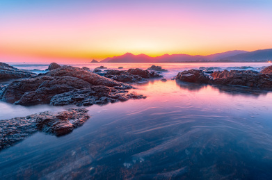 中国深圳大鹏半岛西冲海岸的日落景观