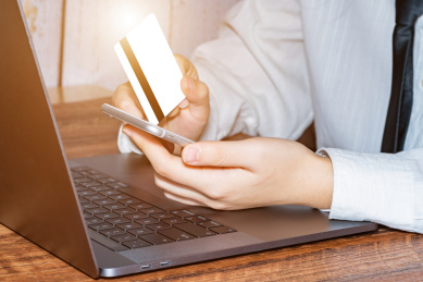 商务人士使用银行卡手机买单下单购物概念