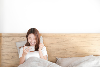 一位年轻的女子在卧室里