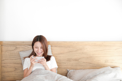 一位年轻的女子在卧室里