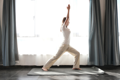 一位年轻的女子在卧室里