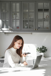 一位中国年轻女子在家办公