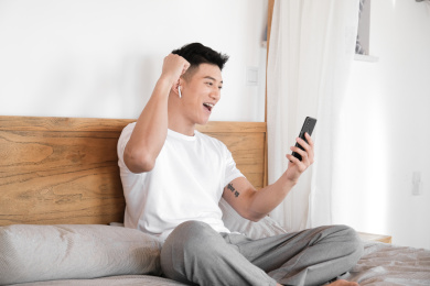 一位年轻的中国男子正在卧室休息