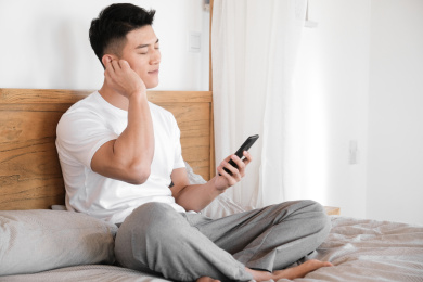 一位年轻的中国男子正在卧室休息