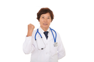 穿着白大褂的女医生一只手握拳做出坚强的动作