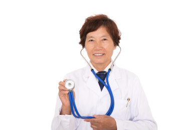 资深的中国女医生手拿听诊器准备诊病