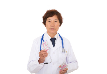 穿白大褂的医生在为患者讲解药品的使用方法