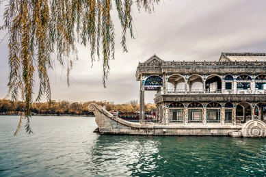 中国北京颐和园石舫船秋色秋天