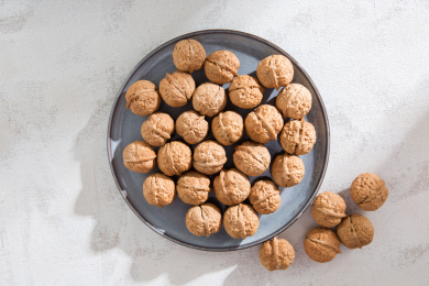 白色背景里展示饱满的胡桃果实