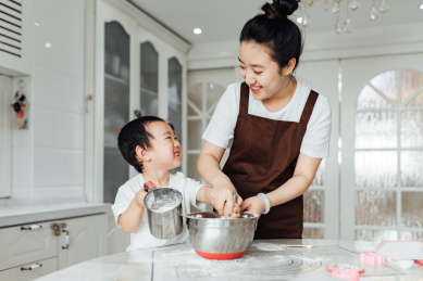妈妈带着儿子正在厨房里做蛋糕