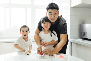 爸爸带着女儿和儿子一起做蛋糕