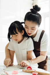 妈妈和女儿在厨房里开心的做蛋糕