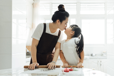 妈妈和女儿在厨房里开心的做蛋糕