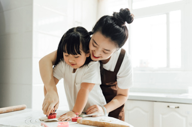 妈妈和女儿在厨房里开心的做蛋糕