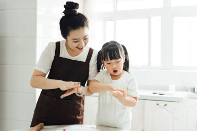 妈妈和女儿在厨房里开心的做蛋糕