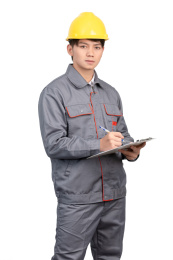 白色背景里穿着工作服手中头戴安全帽正在记录的亚洲年轻男子