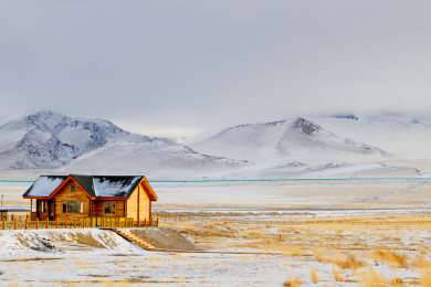冬季积雪的中国新疆博尔塔拉州博乐市赛里木湖附近的雪山