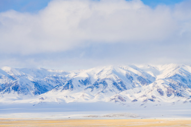 冬季积雪的中国新疆博尔塔拉州博乐市赛里木湖附近的雪山