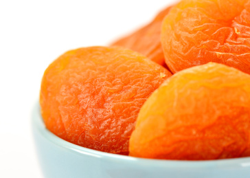 白色背景上摆放的果干杏肉干