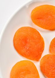 白色背景上摆放的果干杏肉干