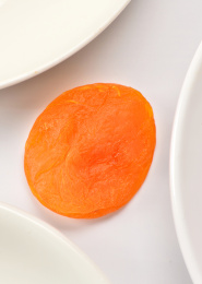 白色背景上摆放的果干杏肉干