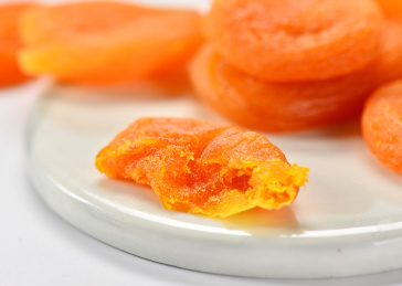 白色背景上摆放的果干杏肉干