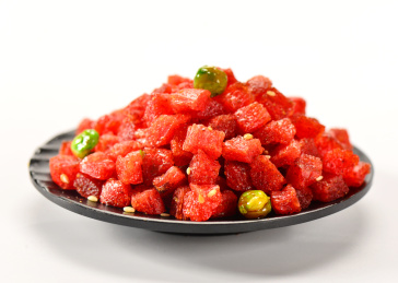 白色背景上堆放的零食辣条