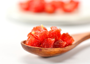 白色背景上堆放的零食辣条