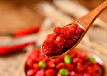 木纹背景上木制餐具里盛放的辣条