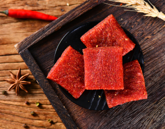 木纹背景上黑色餐具里摆放的拉片